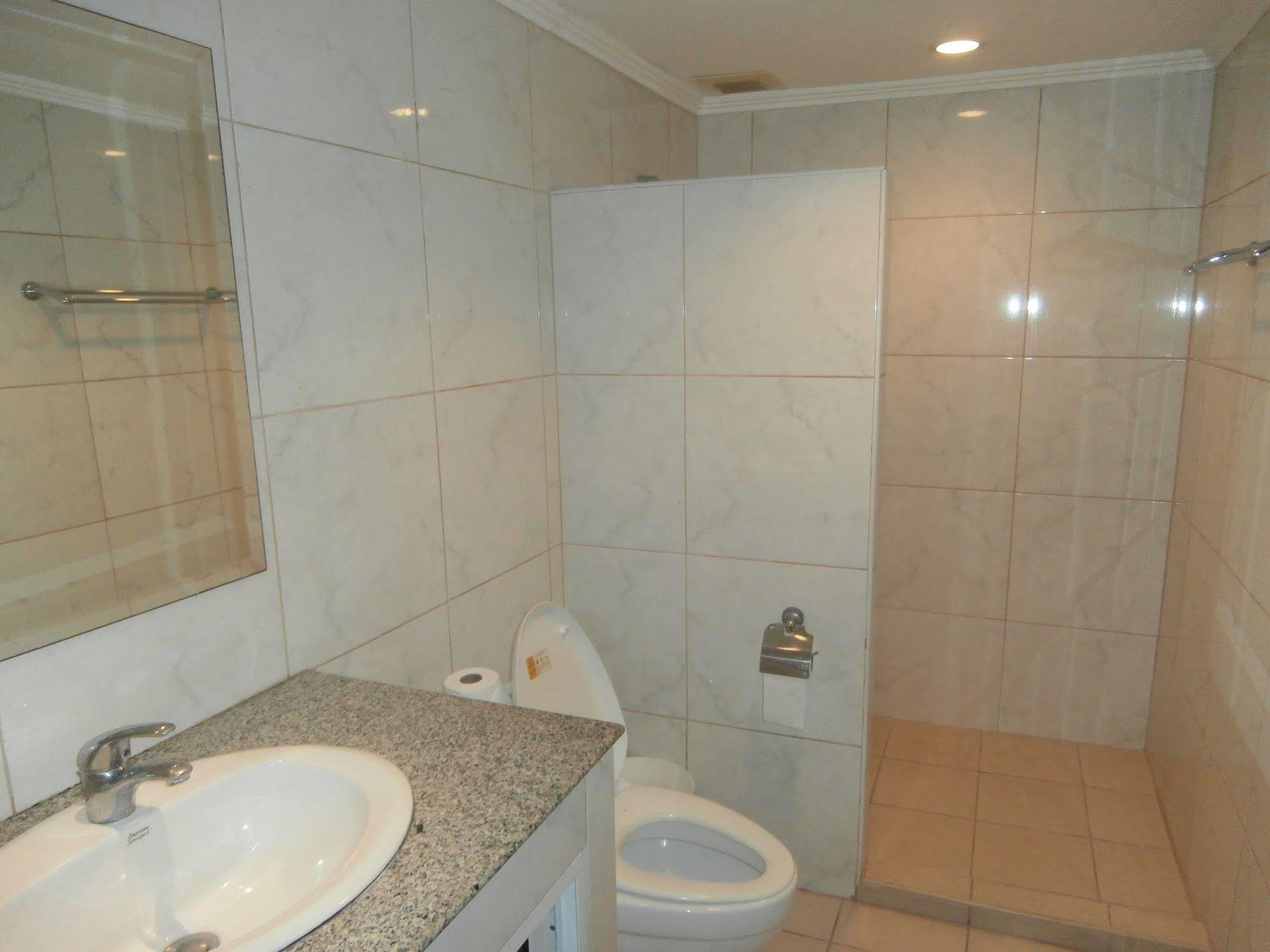The Classroom Hotel Pattaya Bagian luar foto